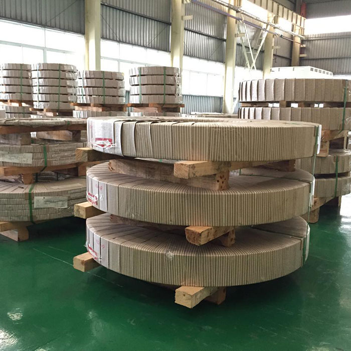 Apa efek lingkungan suhu tinggi terhadap kinerja strip baja stainless presisi?